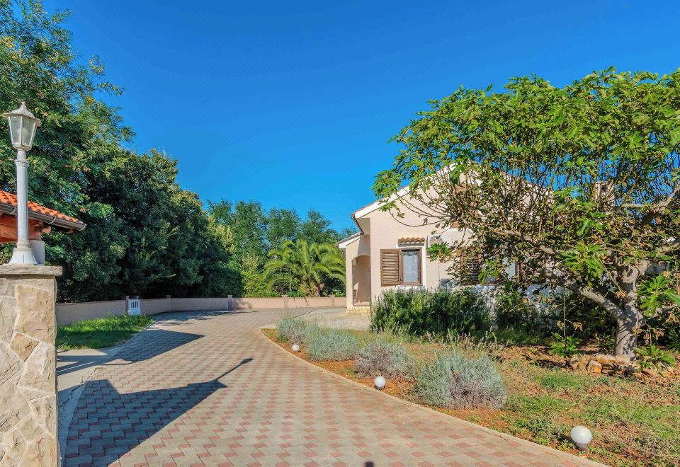 Hotel Holiday Home Suric, Exterior, Garden