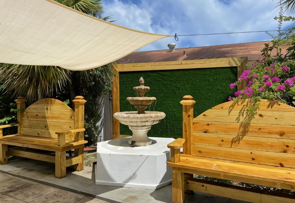 Hotel Colony Club Inn & Suites, Exterior, Garden