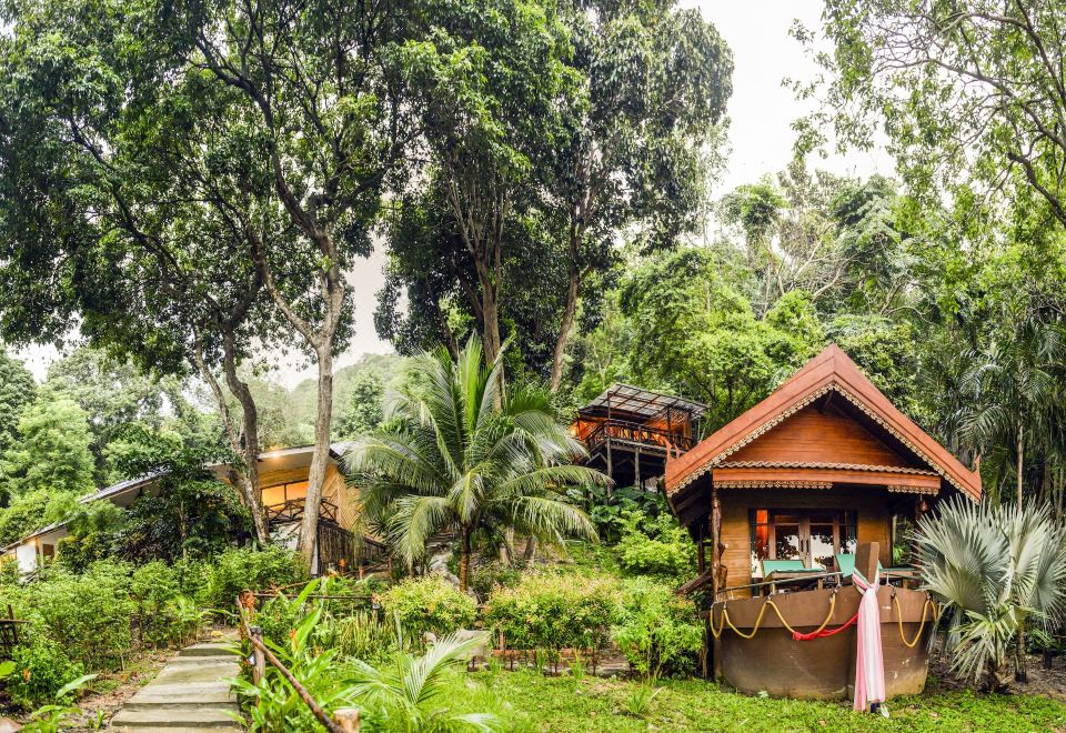 Hotel Koh Jum Ocean Beach Resort, Exterior, Garden