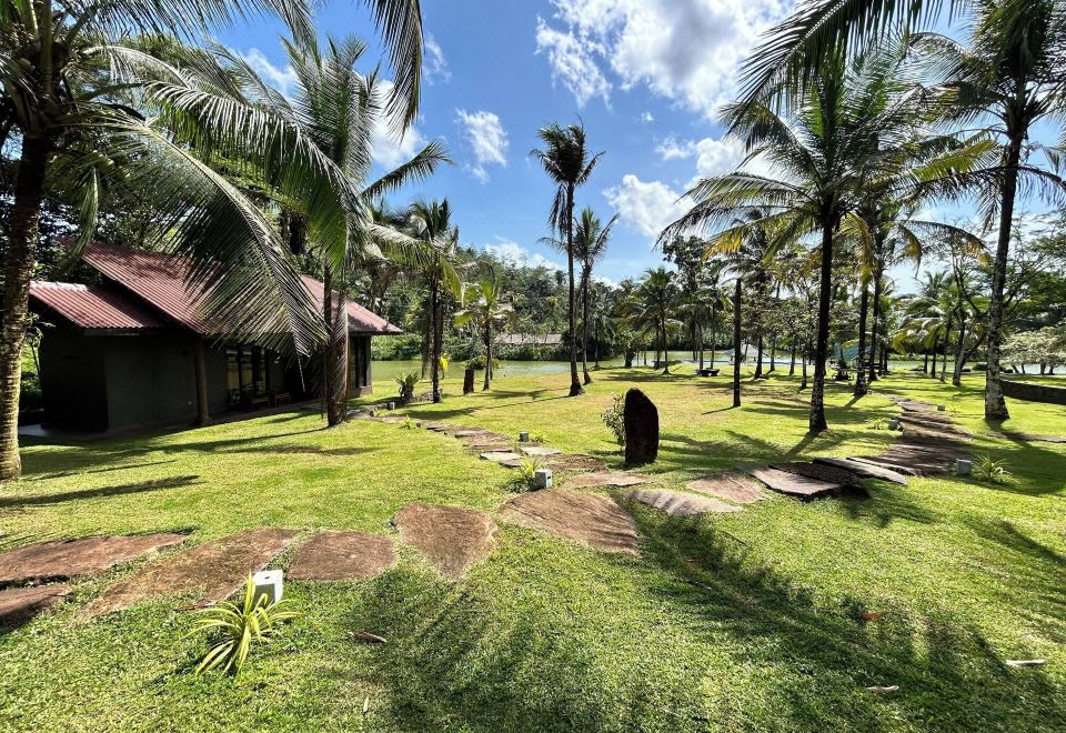 Hotel Heaven by the Lake, Exterior, Garden