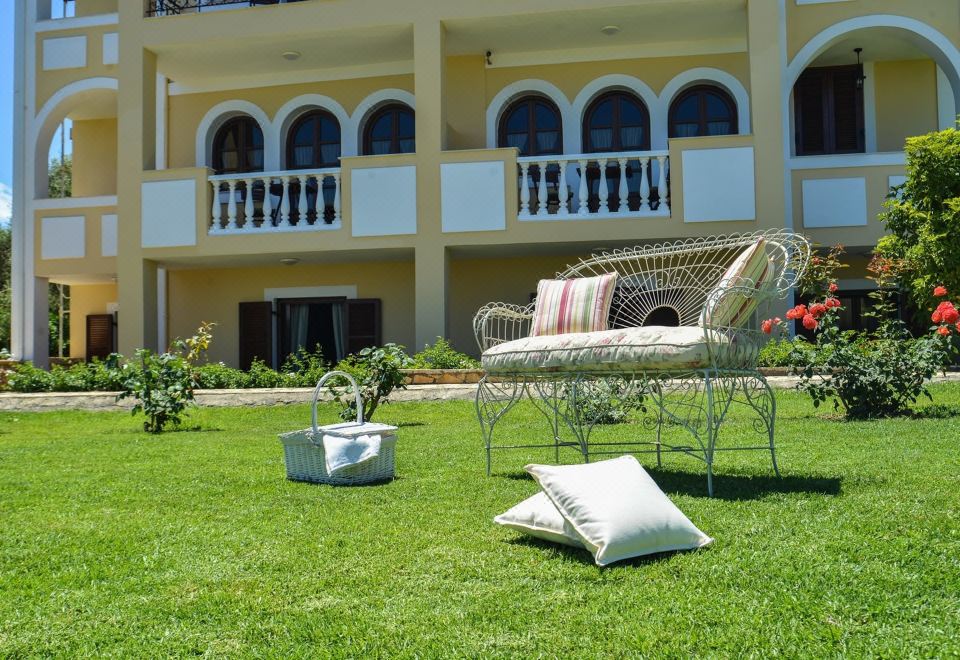Hotel Amboula Beach Apartments, Exterior, Garden