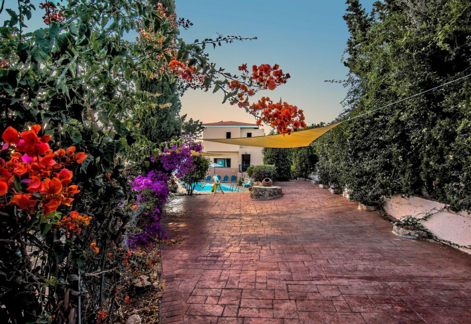 Hotel Wonderful Quiet Area, Completely Privacy, Large Private Pool, Colourful Garden, Exterior, Garden