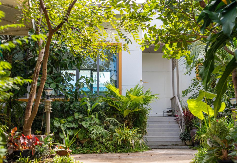 Hotel Golden Pool Villa, Exterior, Garten