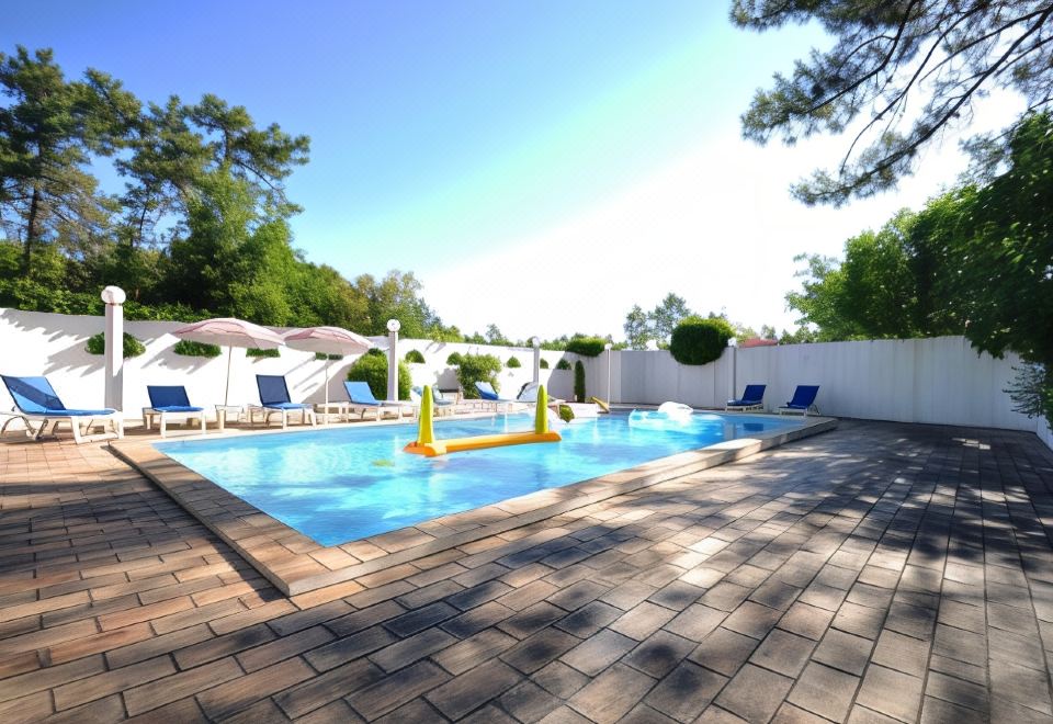 Hotel Fantastic Outdoor Area, Private Pool, Tennis Court & Golf Practice Facility, Leisure & Recreation, Outdoor Swimming Pool