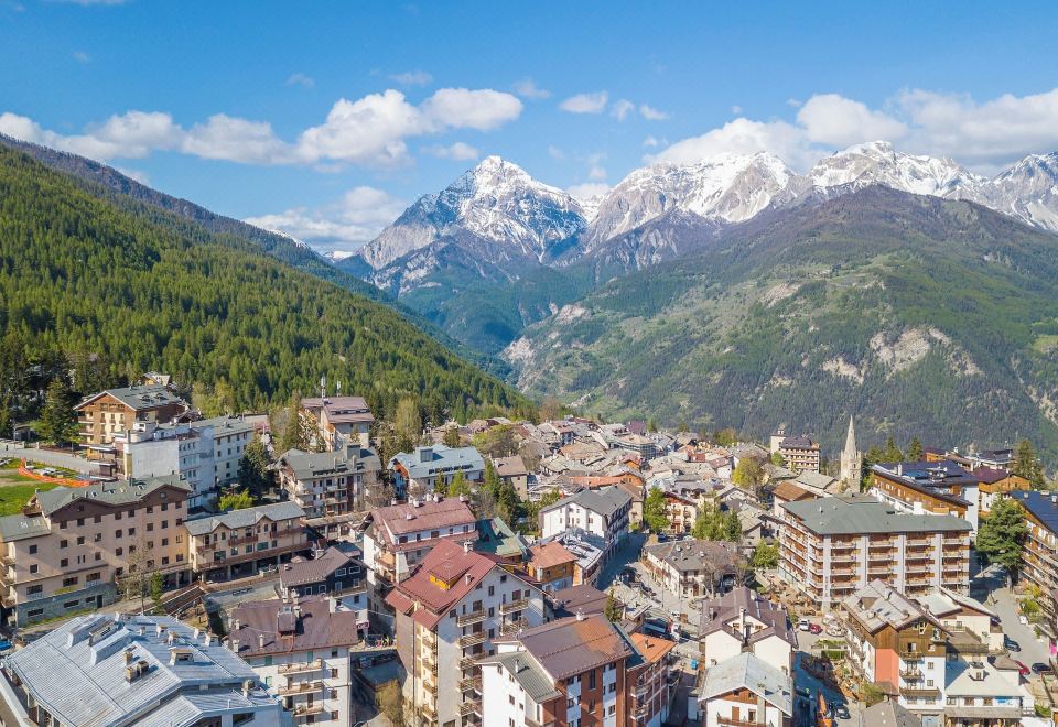 Hotel Studio Placide Mountain View - Happy Rentals, Near Hotel, Surroundings