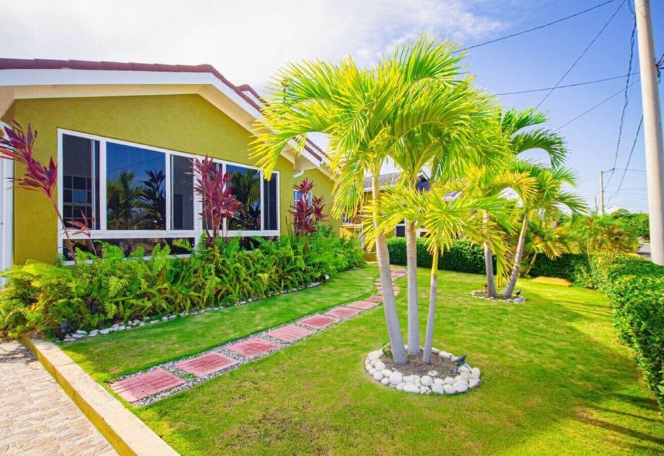Hotel 3BR Villa in Drax Hall Country Club, Exterior, Garden