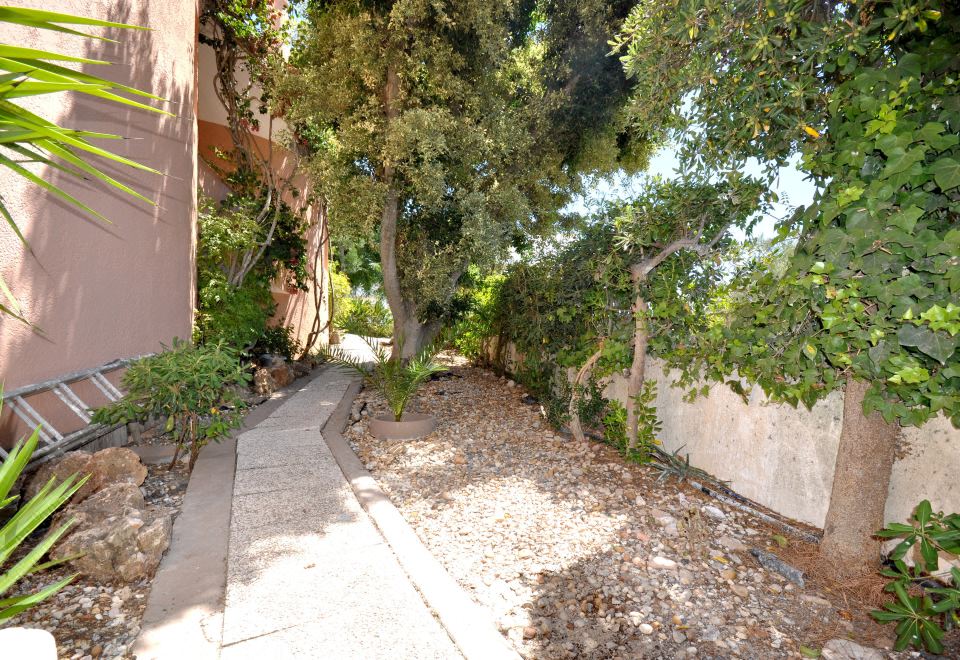 Hotel Spacious Retreat with Prime Location, Private Pool, Snooker, Free AC & Wifi, Exterior, Garden