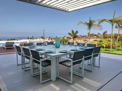 Hotel Villa in Adeje with Infinity Pool and Sea View, Dining, Restaurant