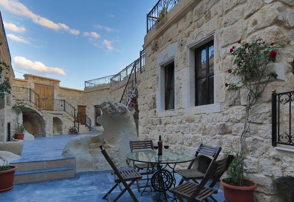 Hotel Golden Cave Suites, Exterior, Garden
