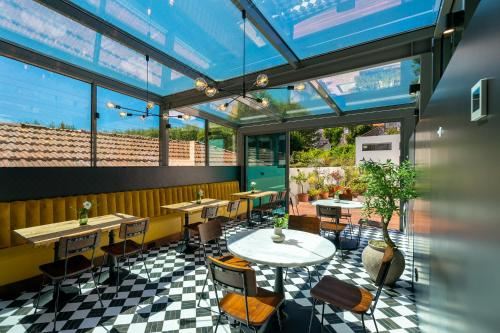 Hotel Villa Almada - Amazing City Centre Villa with Private Pool, Dining, Restaurant
