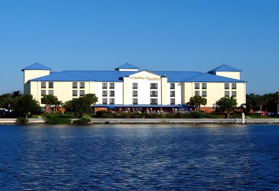 Hotel Holiday Inn Express & Suites Tampa Airport, Exterior, Hotel Exterior