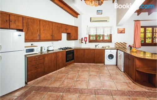 Hotel 3 Bedroom Nice Home in Laatchi, Dining, Restaurant