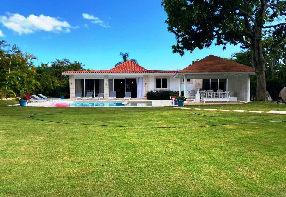 Hotel Seasideserenity: Luxury Villa Steps from the Beach, Exterior, Garden