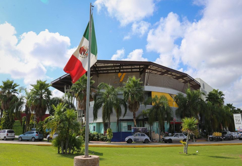 Hotel The Yellow Capsule Cancun Close to Airport, Exterior, Hotel Exterior