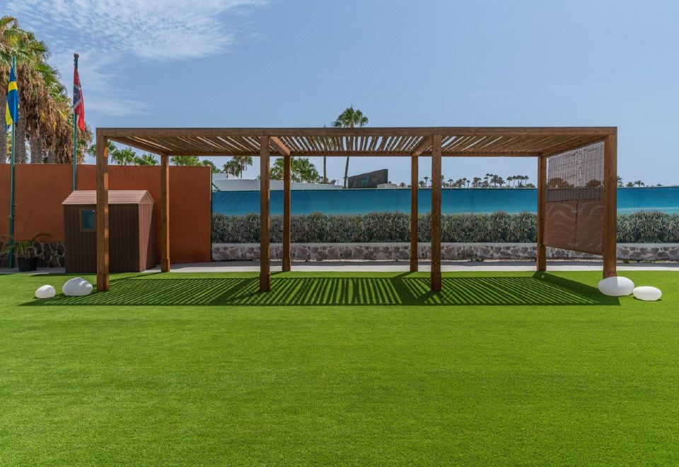 Hotel LIVVO Dunagolf Suites, Exterior, Garden