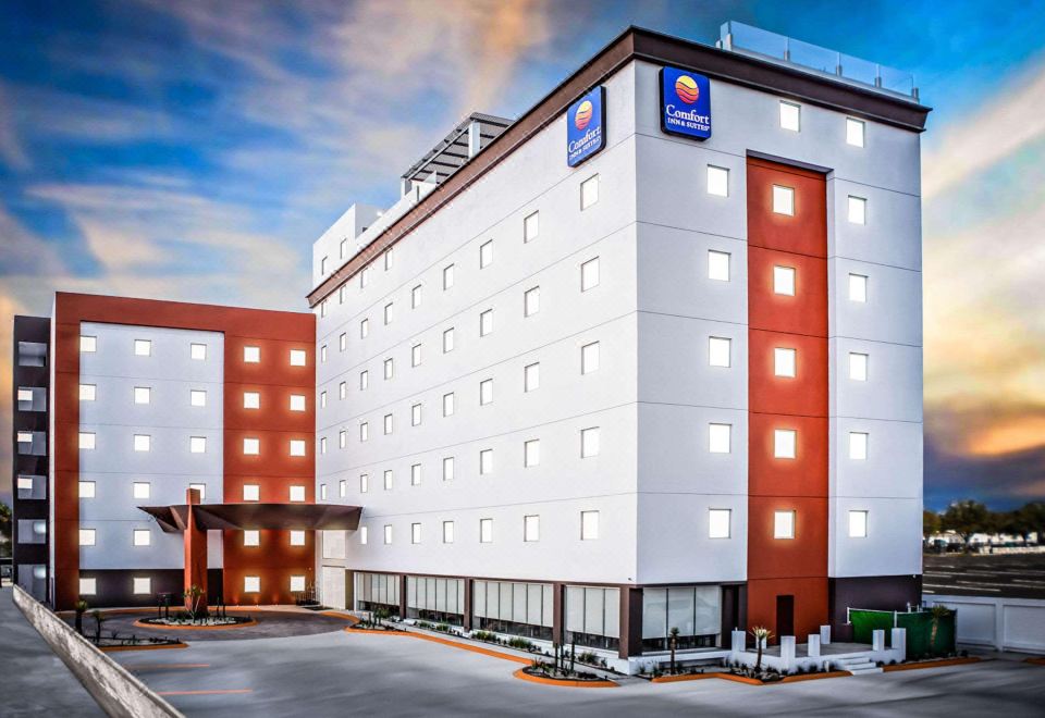 Hotel Comfort Inn & Suites Los Cabos, Exterior, Hotel Exterior