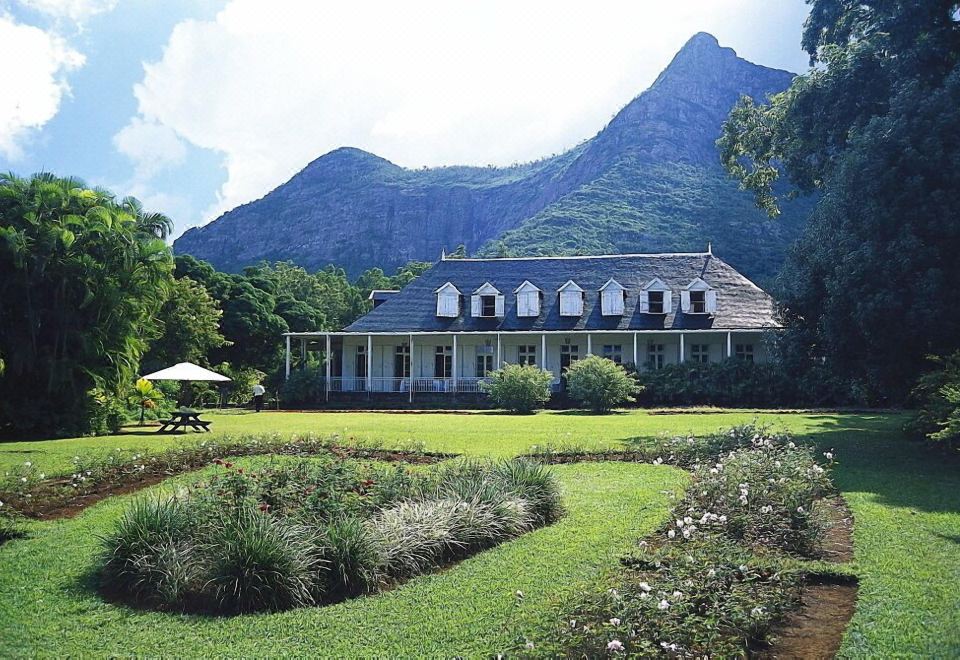 Hotel Chez Cozy's, Exterior, Garden