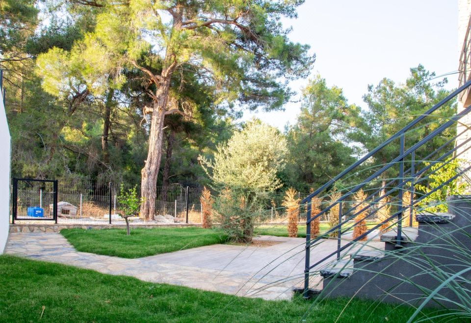 Hotel Luxury Flat in a Complex 1 Min to Marina in Milas, Exterior, Garden