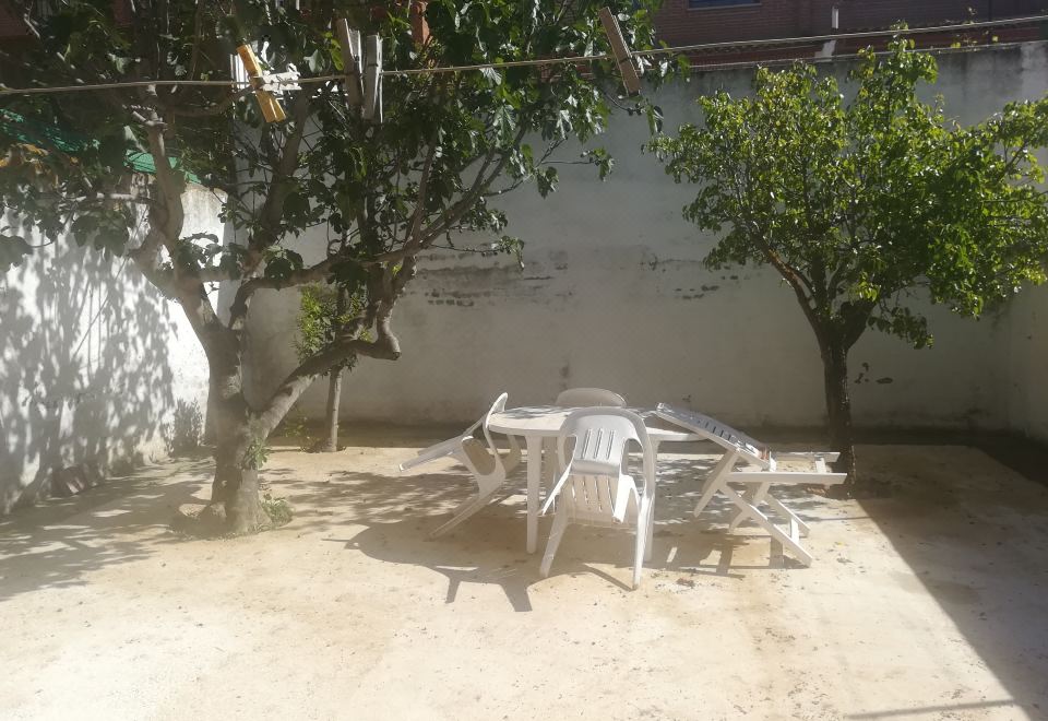 Hotel Triple Room in Chalet in Toledo, Exterior, Garden