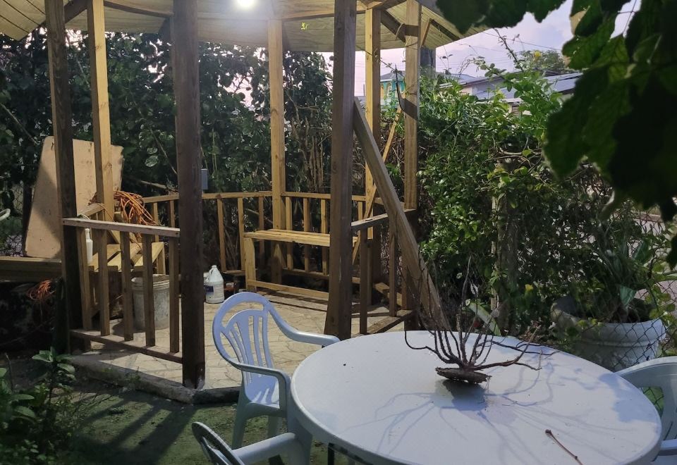 Hotel JO J's Hostel, Exterior, Garden