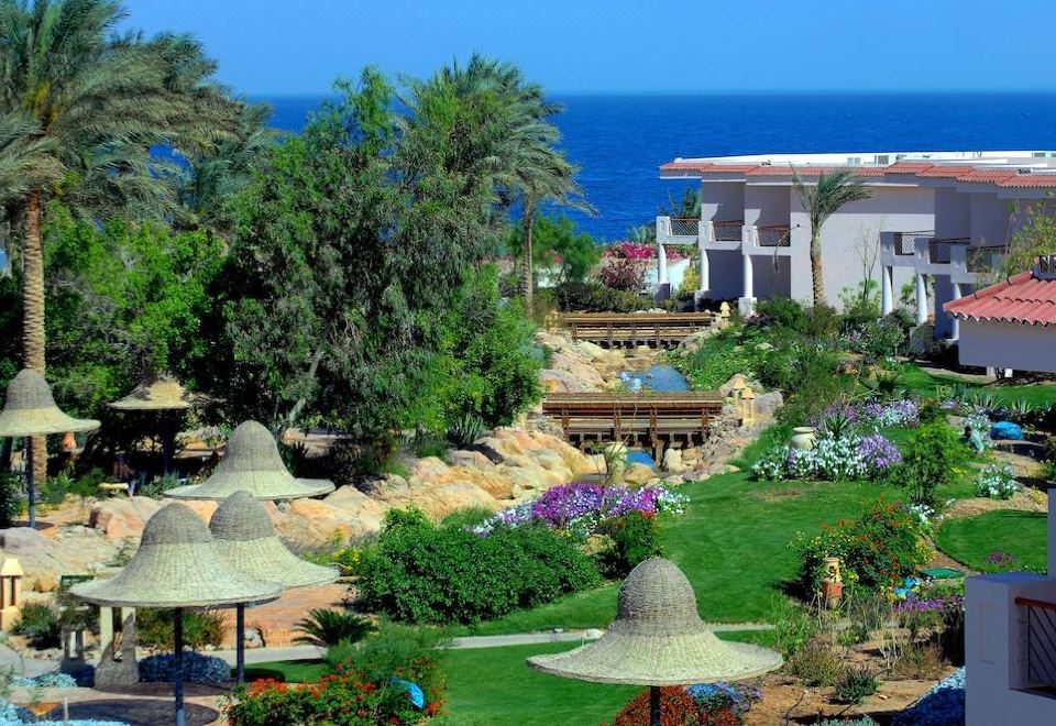Hotel Parrotel Beach Resort, Exterior, Garden