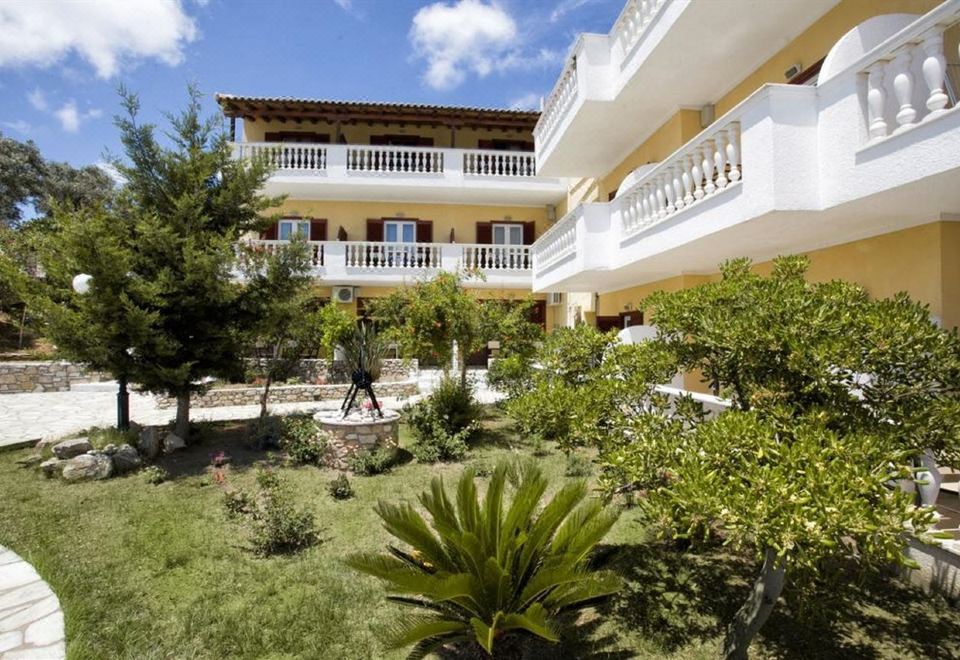 Hotel Blue Horizon Studios, Exterior, Garden