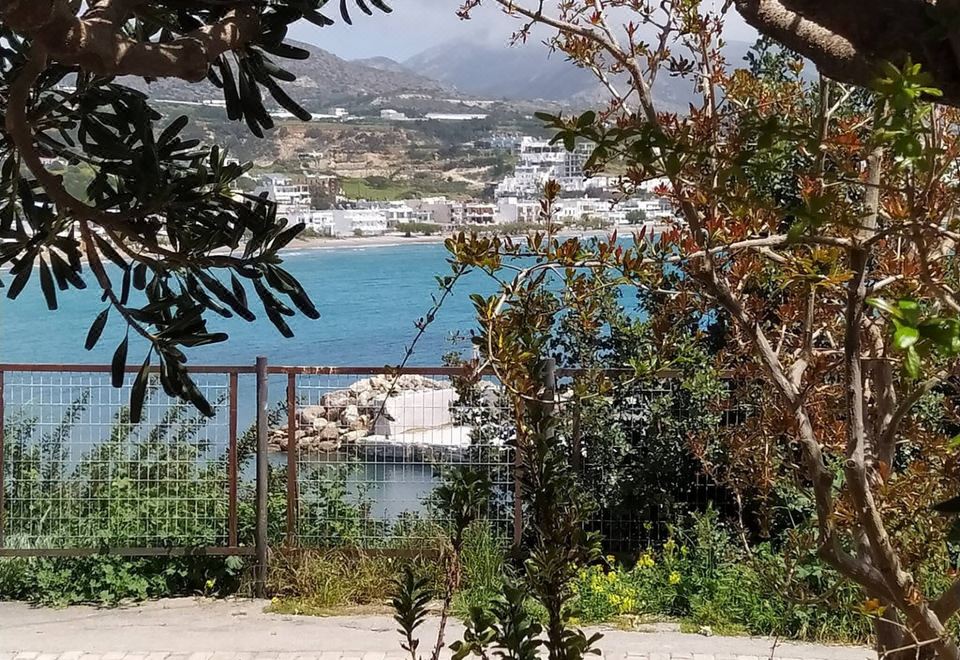 Hotel Sea View and Mountain View Apartment for 4 People., Exterior, Garden