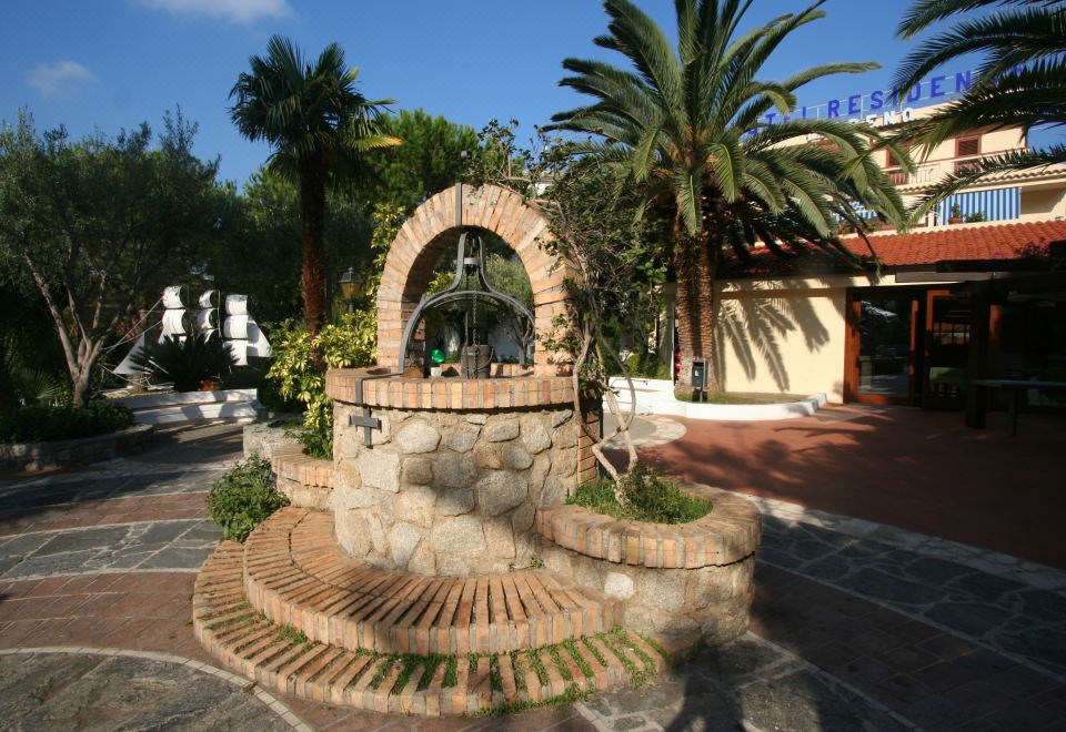 Hotel Tirreno, Exterior, Garden