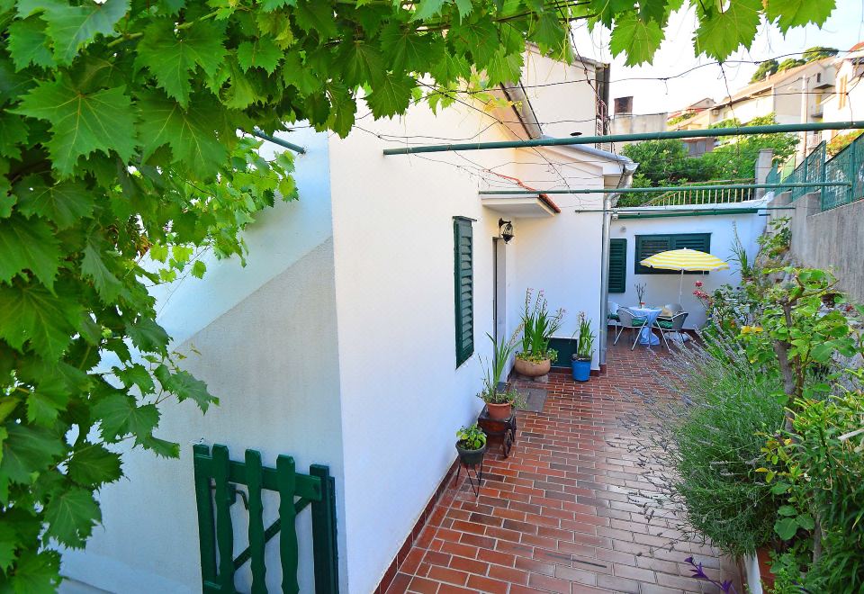 Hotel Elin, Exterior, Garden