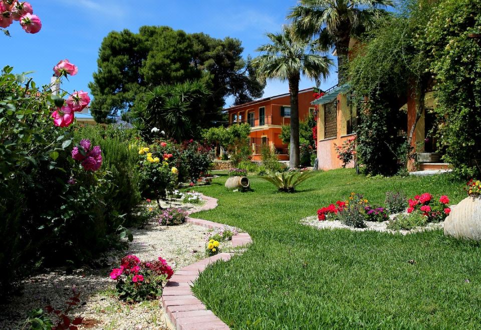 Hotel Sunrise Inn, Exterior, Garden