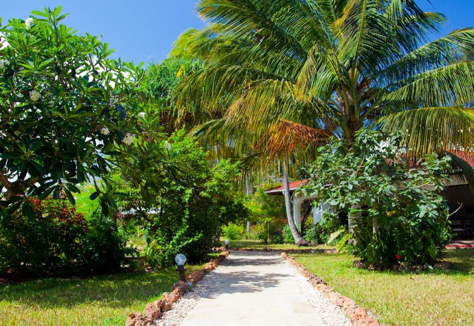Hotel Flame Tree Cottages, Exterior, Garden