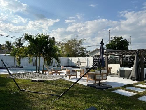 Hotel Jungle Cottage with Luxury Pool, Hot Tub and More!, Exterior, Garden