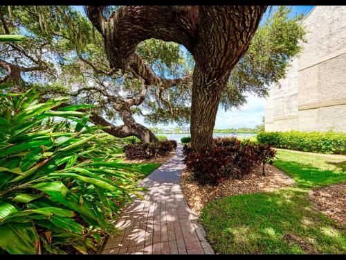 Hotel Luxury Waterfront Views - Heated Pool - 1400sf Duplex - Minutes to the Beach, Exterior, Garden