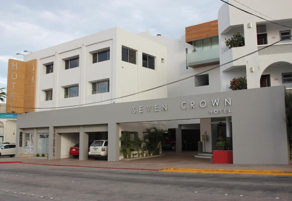 Hotel Seven Crown Express & Suites by Kavia, Exterior, Hotel Exterior