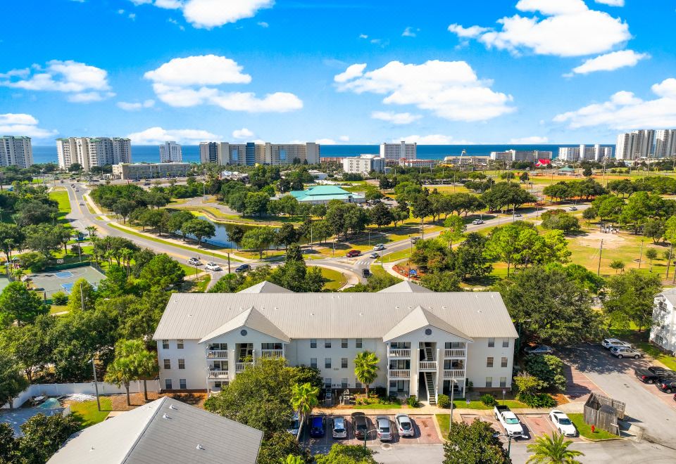 Hotel Spacious Living with Private Balcony and Community Pool - Stylish Retreat, Exterior, Hotel Exterior