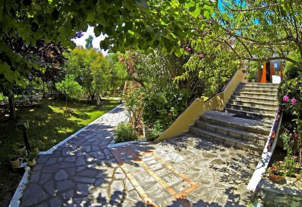 Hotel Macedon, Exterior, Garden