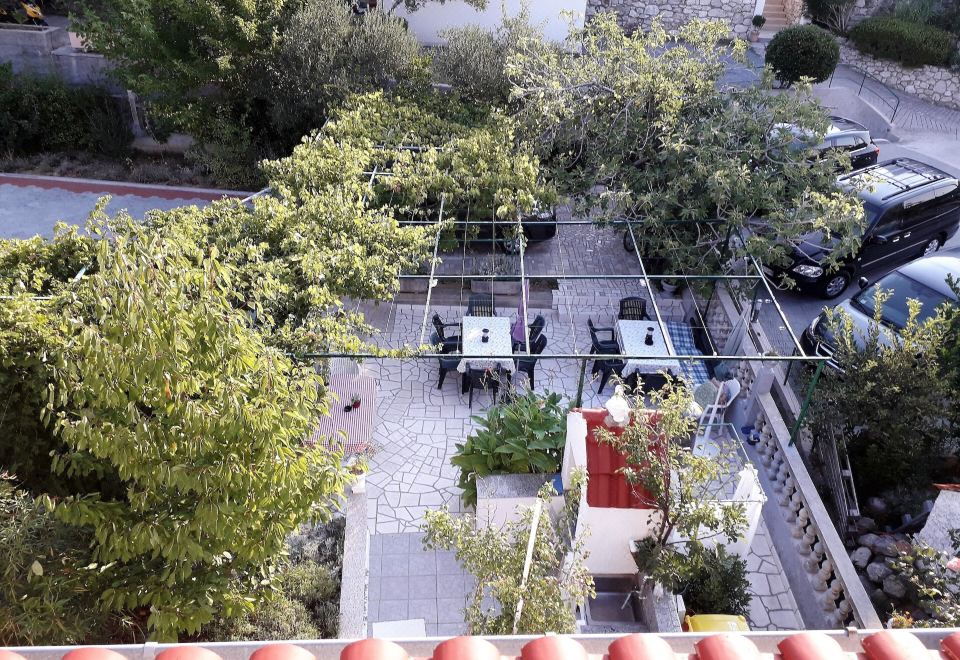 Hotel The Apartment is on the Ground Floor - 1 Entire Floor 110 m2, Exterior, Garden