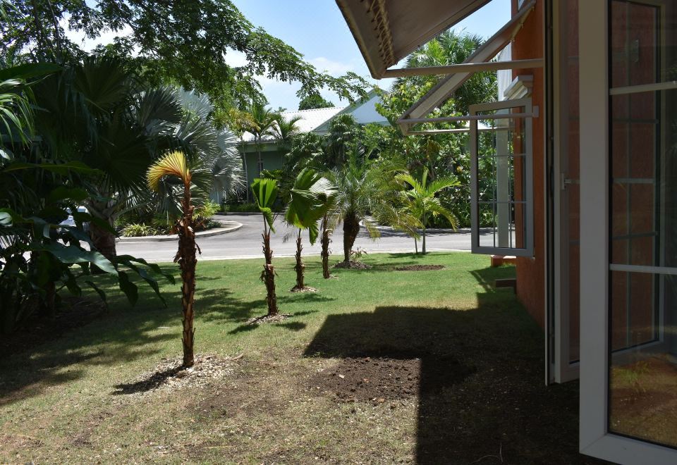 Hotel Irie Vibes, Exterior, Garden