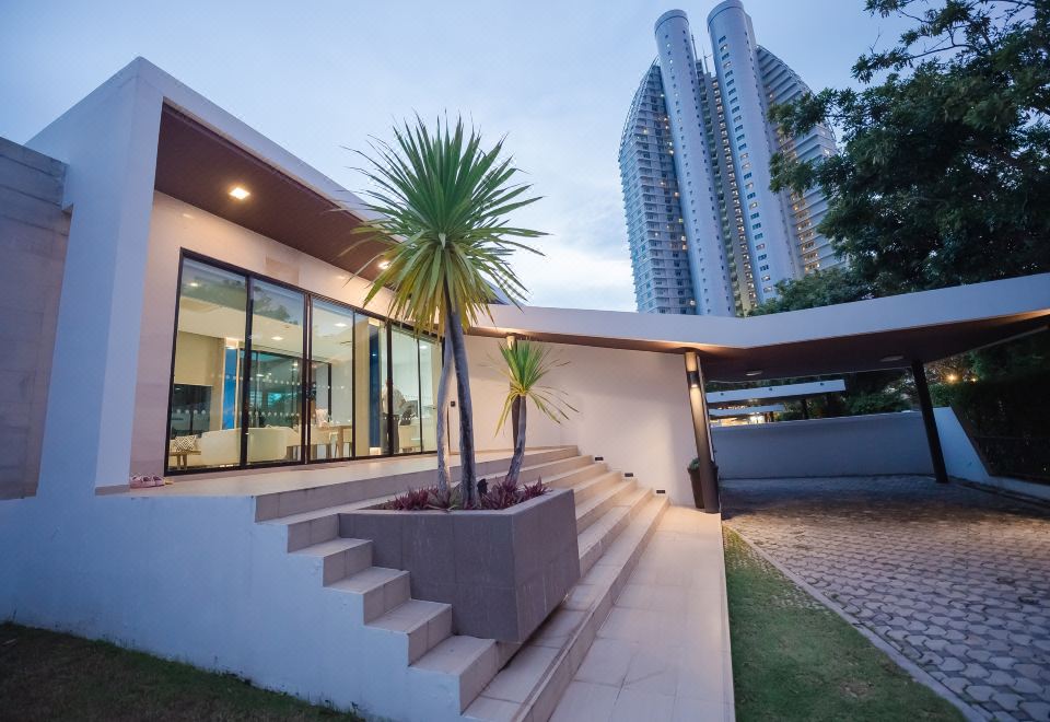 Hotel Movenpick Pool Villa by Hello Pattaya, Exterior, Garden