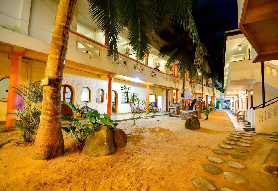 Hotel International Beach Hotel & Restaurant, Exterior, Garden