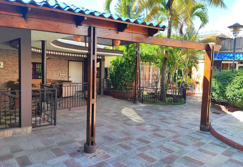 Hotel Villa Capri Salon & Spa, Exterior, Garden