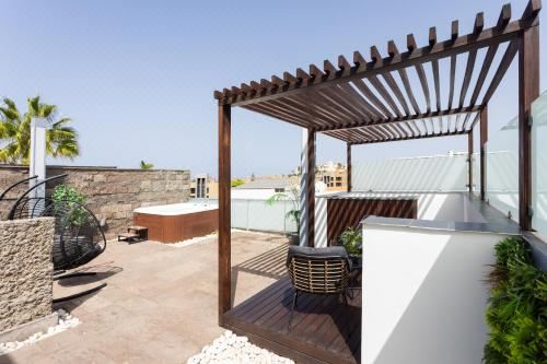 Hotel Luxury Bkm in Playa del Duque, Exterior, Garden