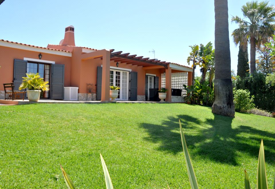 Hotel Fantastic for Family Gatherings, Optional Pool Heating, Free Air Con & Wifi, Exterior, Garden