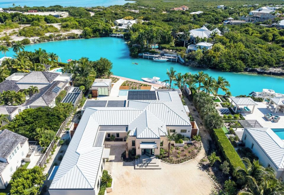 Hotel SEAFOAM CAY. New Luxury on the water with Gym. Swim, snorkel, sail, boat dock, Exterior, Hotel Exterior