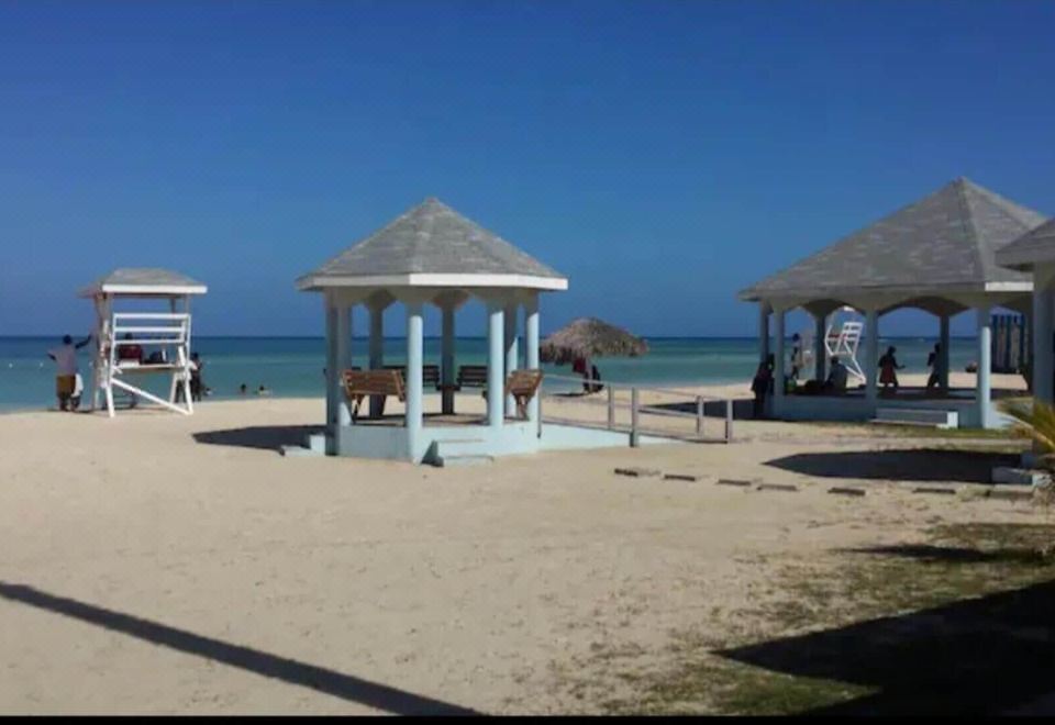 Hotel Sensational 2 Bedroom Getaway in Florence Hall, Leisure & Recreation, Beach