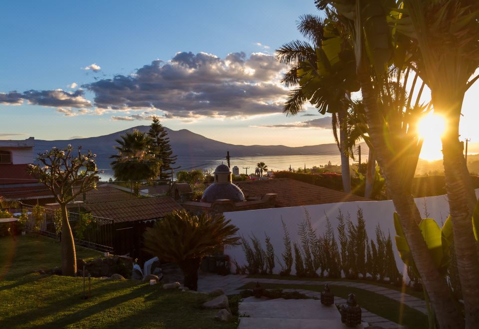 Hotel Lindo Ajijic Bed & Breakfast, Exterior, Garden