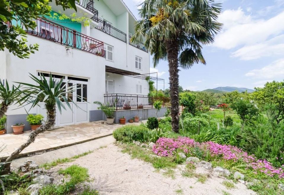 Hotel Apartments Sutvid, Exterior, Garden