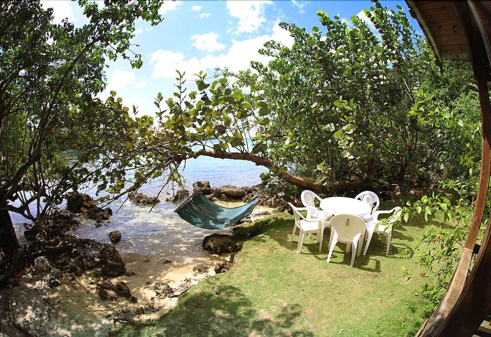Hotel Half Moon Beach Cottages, Exterior, Garden