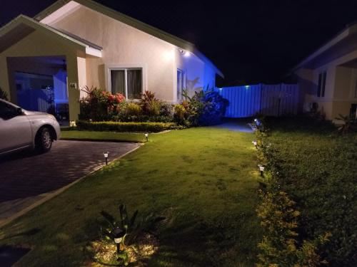 Hotel Natty’s Cozy Beach House in Hanover Jamaica, Exterior, Garden