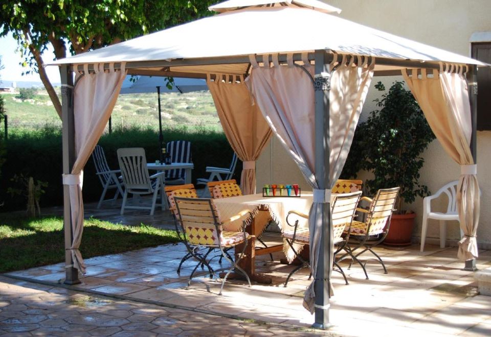 Hotel Zena Holiday Villa, Exterior, Garden